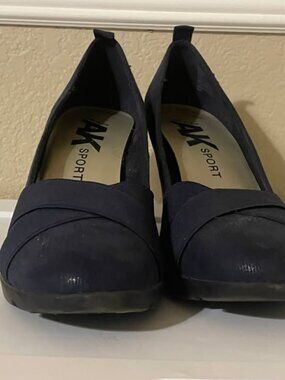 Anne Klein sports navy heal size 8 1/2 no strap